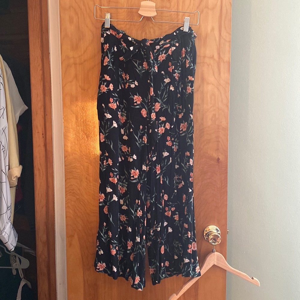 American Eagle Floral Paper Bag Tie Pants